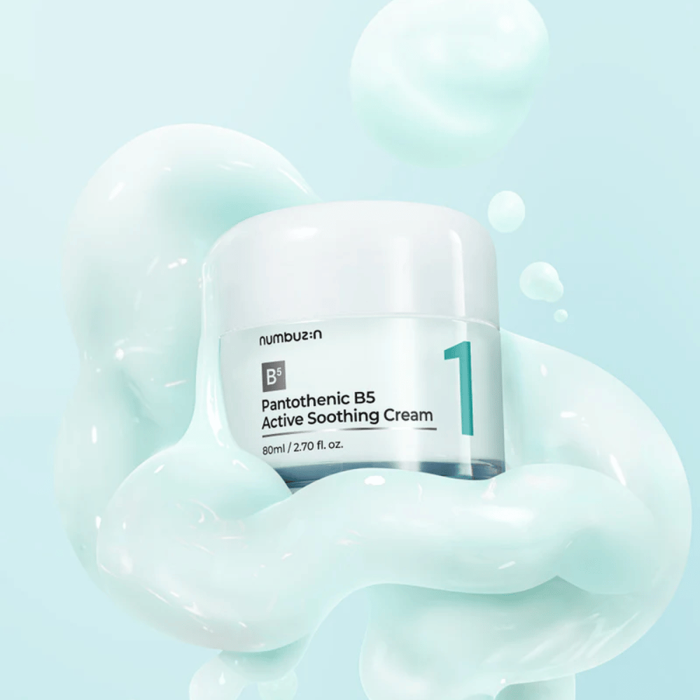 Numbuzin No.1 Pantothenic B5 Active Soothing Cream 80 ml in un barattolo verde chiaro con coperchio bianco, circondato da onde morbide di consistenza cremosa verde chiaro su sfondo azzurro.