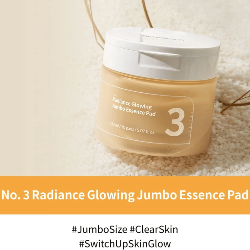 Barattolo con numbuzin No. 3 Radiance Glowing Jumbo Essence Pad posizionato su riso, il testo sull'immagine evidenzia la dimensione jumbo e la luminosità della pelle.