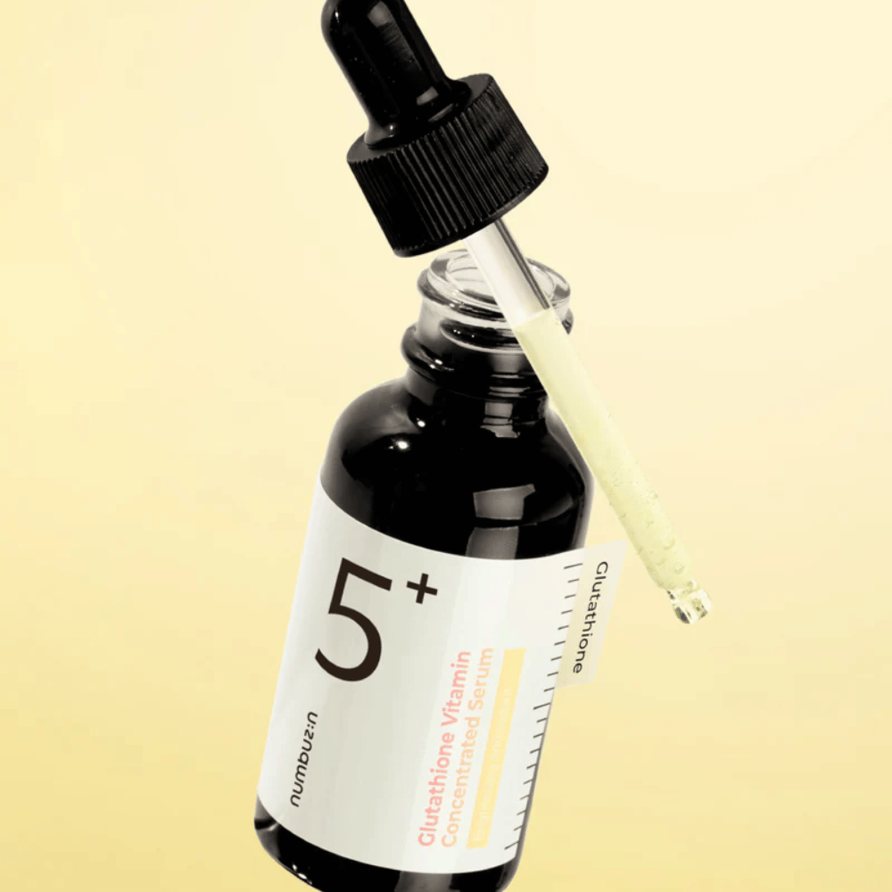 Bottiglia con pipetta di Numbuzin No.5+ Glutathione Vitamin Concentrated Serum. Formula leggera per una pelle più chiara e luminosa.