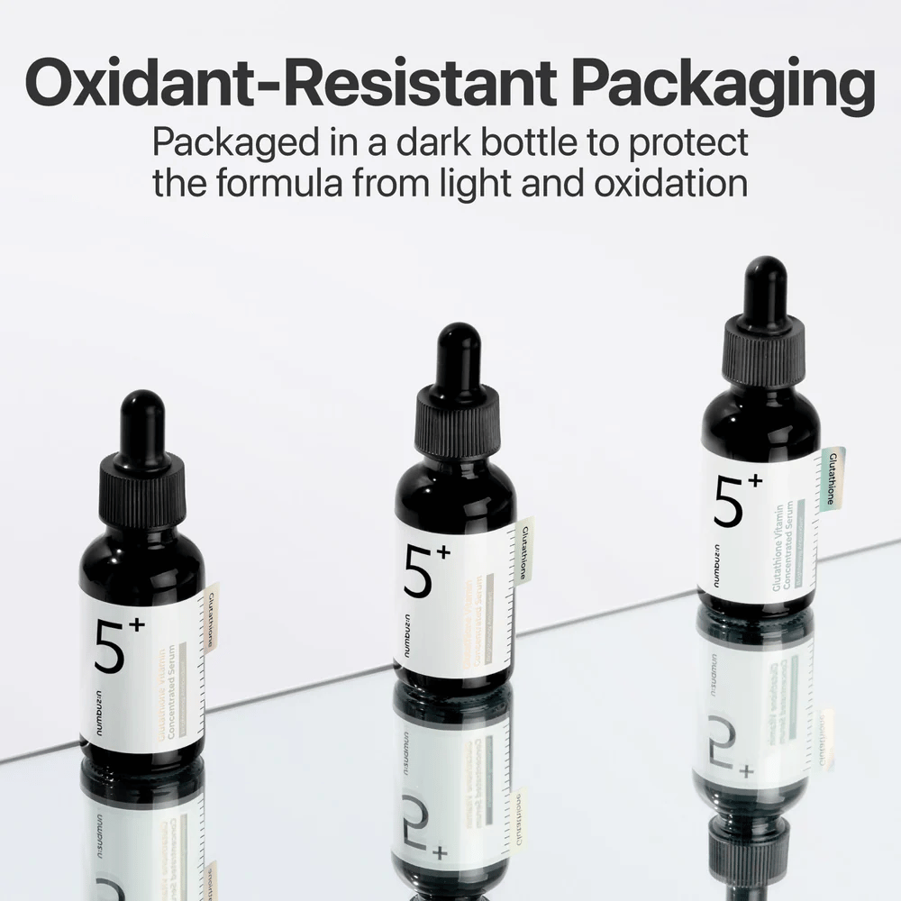 Tre bottiglie Numbuzin No.5+ Glutathione Vitamin Concentrated Serum in confezione scura che protegge dall'ossidazione.