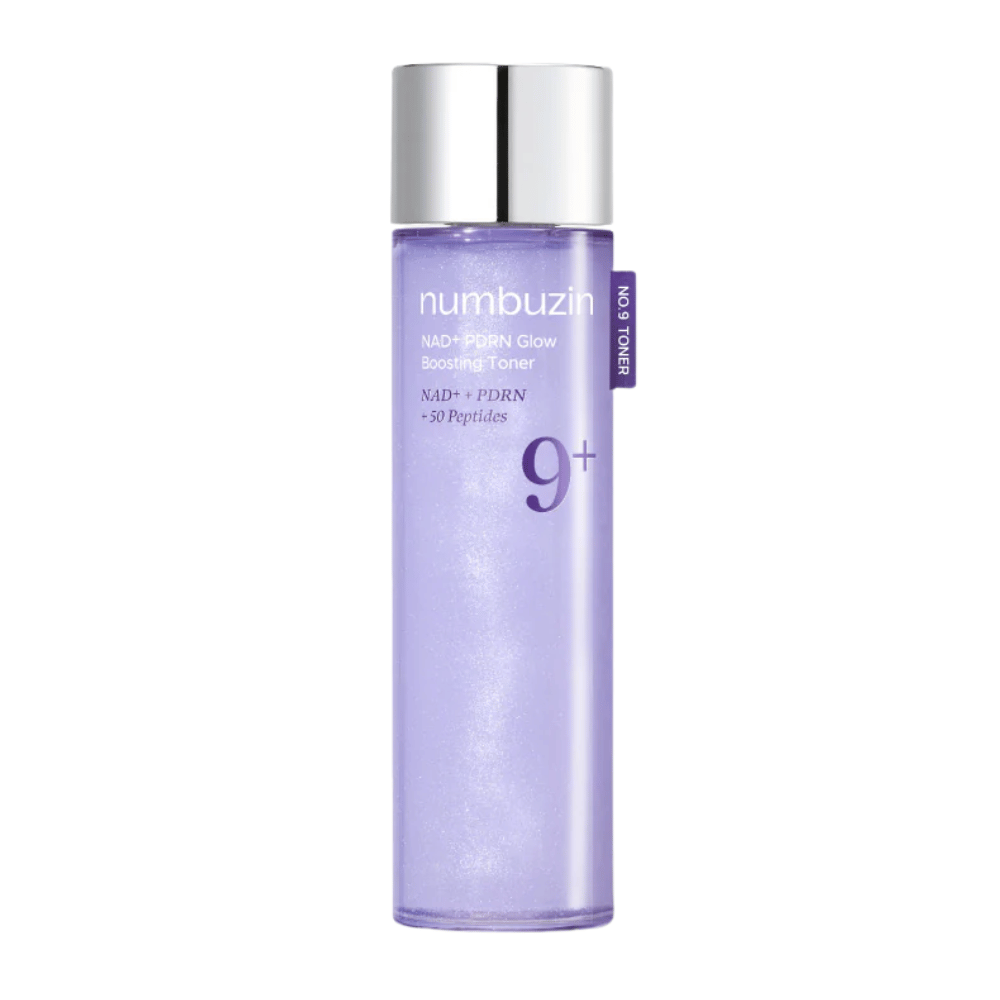 Immagine del prodotto pulita su Numbuzin No.9 NAD+ PDRN Glow Boosting Toner in bottiglia viola con tappo argentato – per una pelle più soda e radiosa.