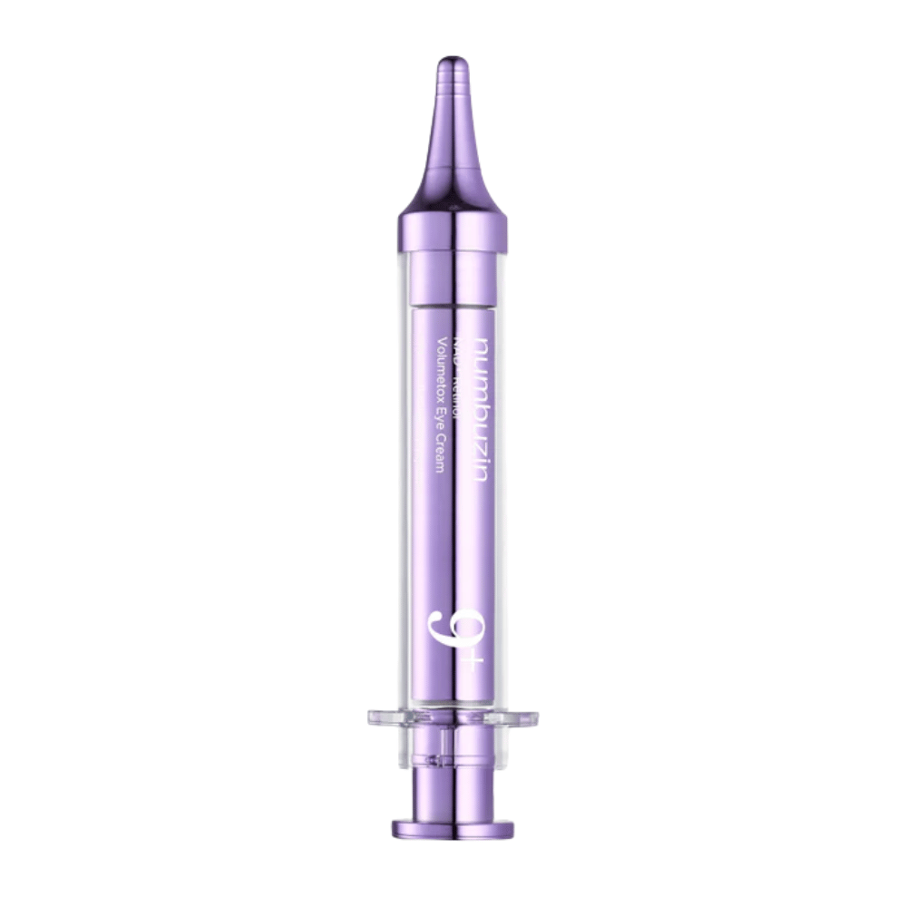 Immagine del prodotto No.9 NAD+ Retinol Volumetox Eye Cream in confezione a penna viola su sfondo bianco, una crema contorno occhi coreana con retinolo e peptidi per una maggiore elasticità.