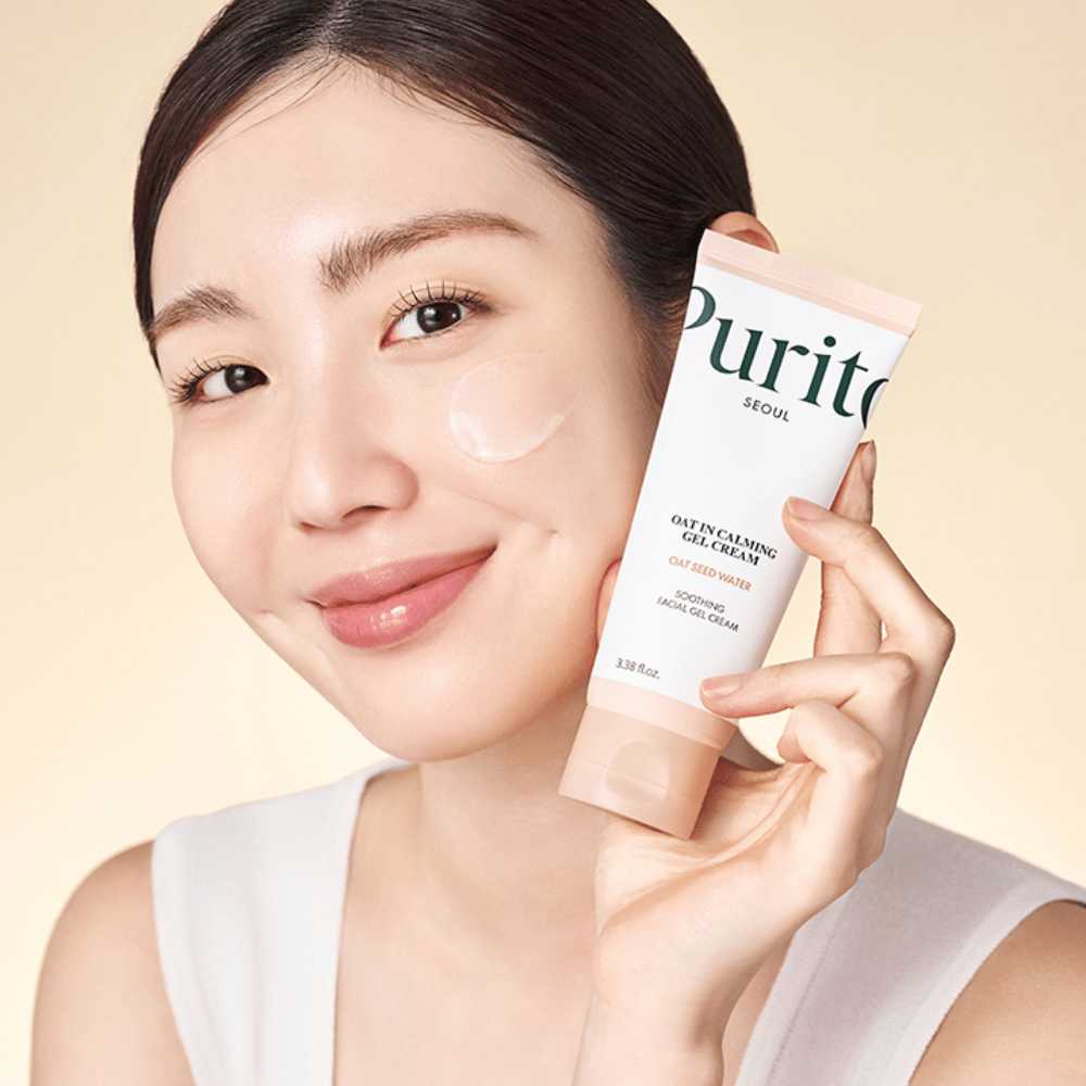 Donna applica Purito Oat-In Calming Gel Cream sul viso. Crema gel delicata e idratante per pelle sensibile e irritata.