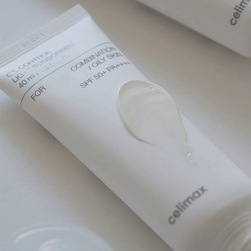 Celimax Oil Control Light Sunscreen SPF 50+ PA++++ con texture gel-crema leggera che si assorbe rapidamente e lascia la pelle idratata senza sensazione appiccicosa