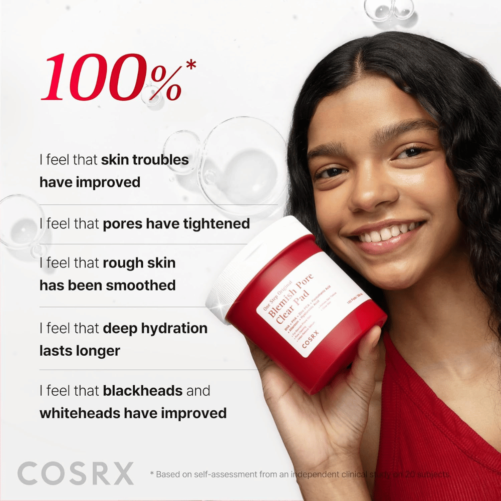La modella tiene in mano COSRX One Step Original Blemish Pore Clear Pad con focus su texture della pelle migliorata, pori, idratazione e impurità ridotte.