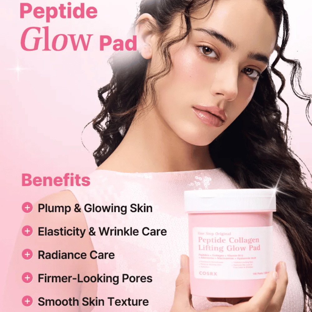 La modella tiene in mano COSRX Peptide Collagen Lifting Glow Pad con focus su luminosità, compattezza, elasticità della pelle e miglioramento della texture cutanea.