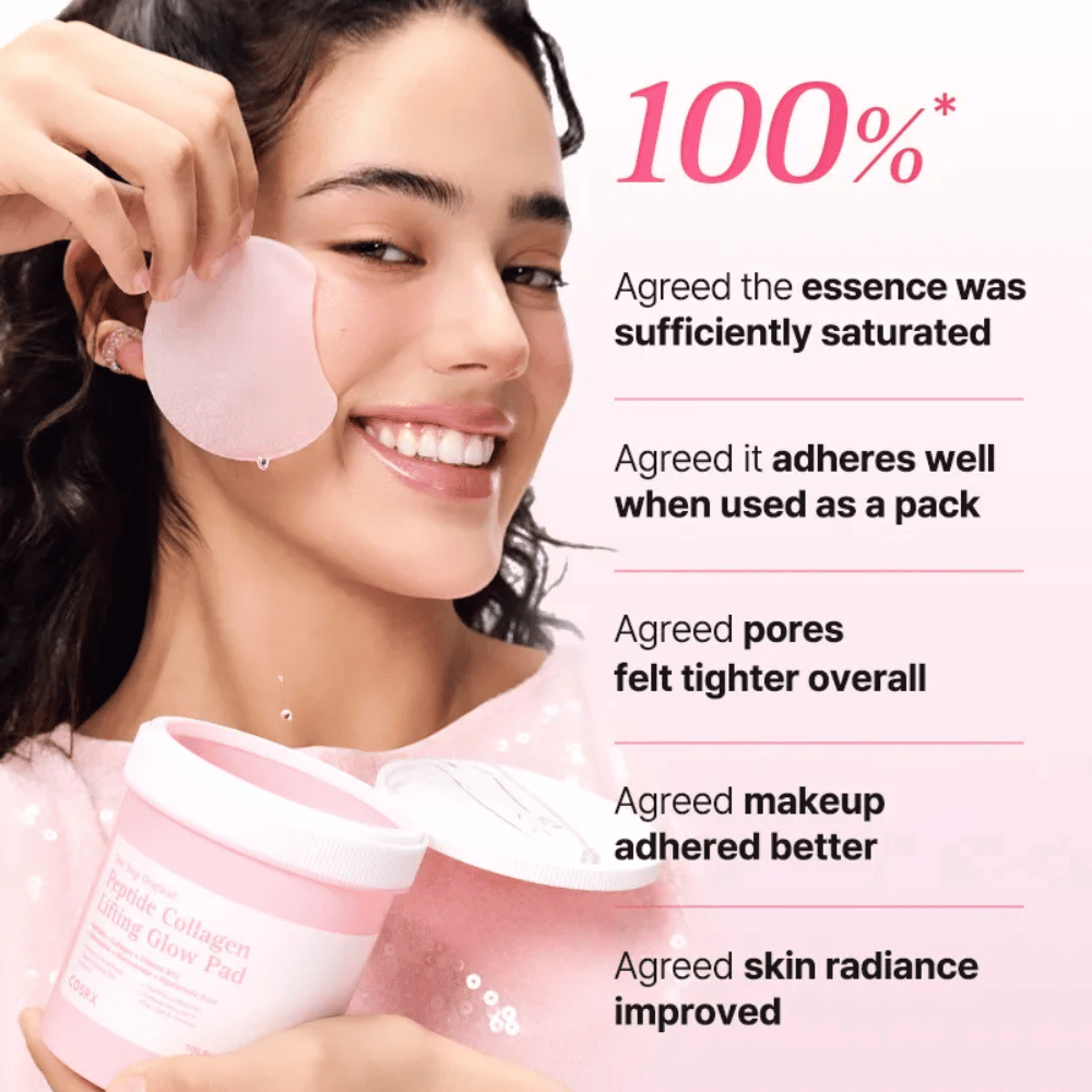 La modella utilizza COSRX Peptide Collagen Lifting Glow Pad con focus su idratazione, luminosità e miglioramento dell'elasticità della pelle.