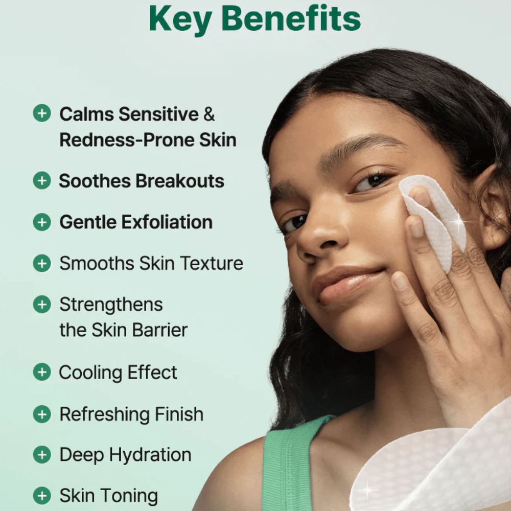 La modella applica COSRX One Step Original Clear Skin Calming Pad con attenzione all'effetto lenitivo, all'esfoliazione e all'idratazione per la pelle sensibile.