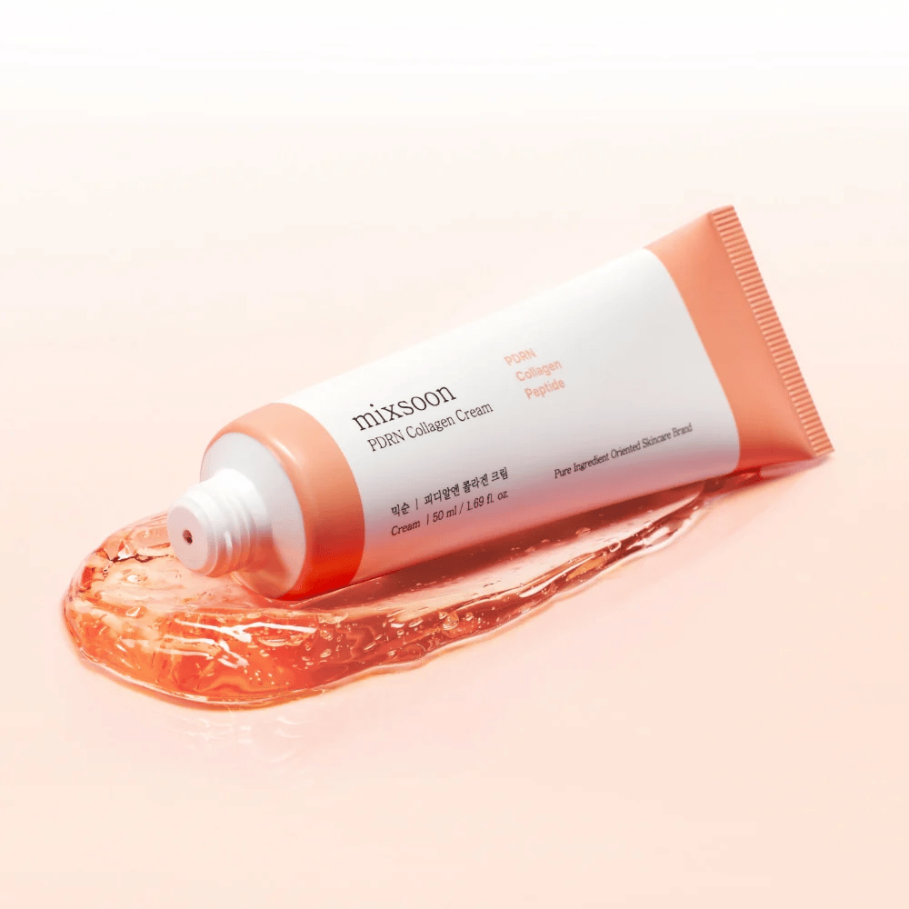 Mixsoon PDRN Collagen Cream su uno sfondo morbido tonalizzato con formula trasparente. Il prodotto offre un'idratazione intensa e una struttura della pelle migliorata.