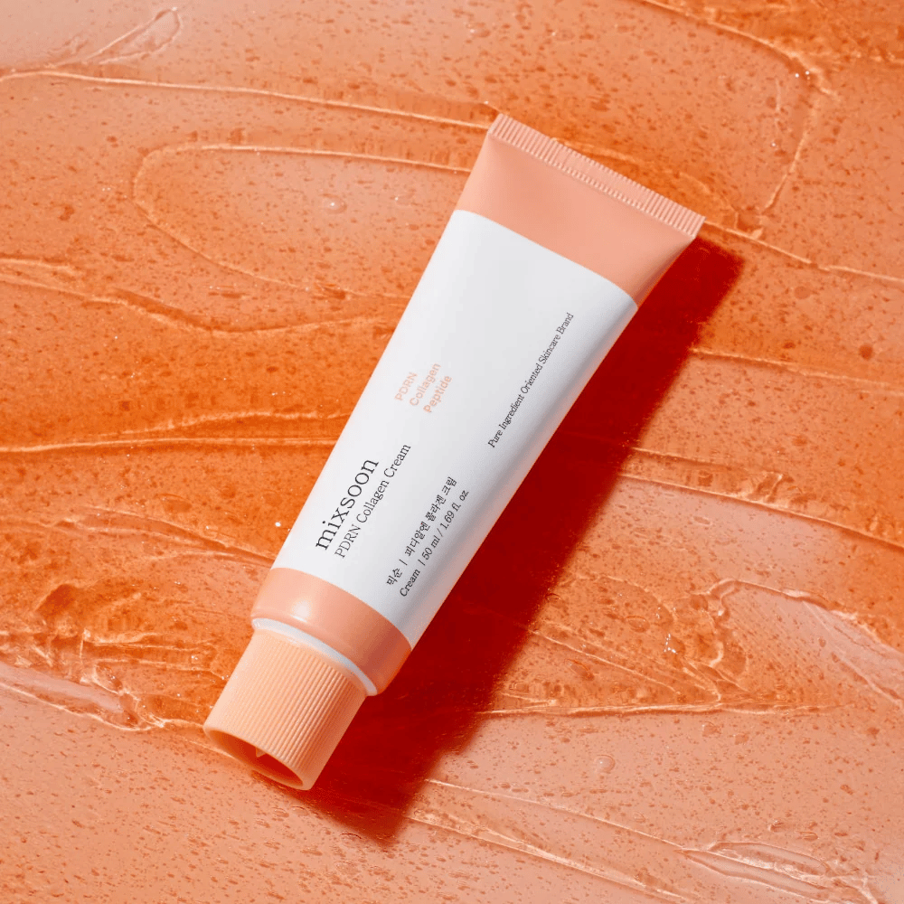 Mixsoon PDRN Collagen Cream si trova su uno sfondo arancione lucido. Una crema viso nutriente con PDRN, collagene e peptidi per una pelle più soda.