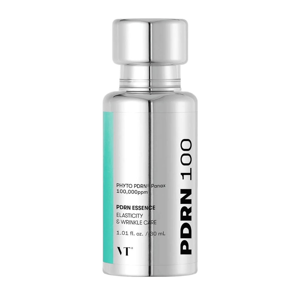 VT PDRN 100 Essence in una bottiglia argentata con testo che indica il contenuto: 100.000 ppm PHYTO PDRN® Panax per elasticità e cura delle rughe. La bottiglia contiene 30 ml ed ha un design elegante e lucido a specchio.