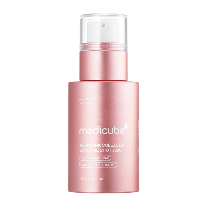 Immagine del prodotto di Medicube PDRN Pink Collagen Exosome Shot 7500 in un flacone rosa su sfondo chiaro. Siero con PDRN, collagene ed esosomi sviluppato per la cura della pelle con focus su luminosità, idratazione e rinnovamento cutaneo.