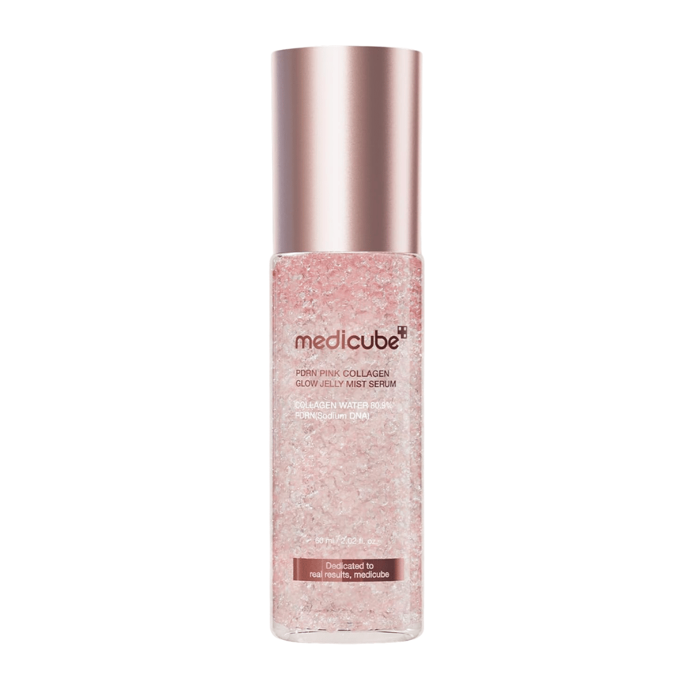 6. Medicube PDRN Pink Collagen Glow Jelly Mist Serum 60 ml – mist viso idratante rosa con collagene e PDRN su sfondo bianco
