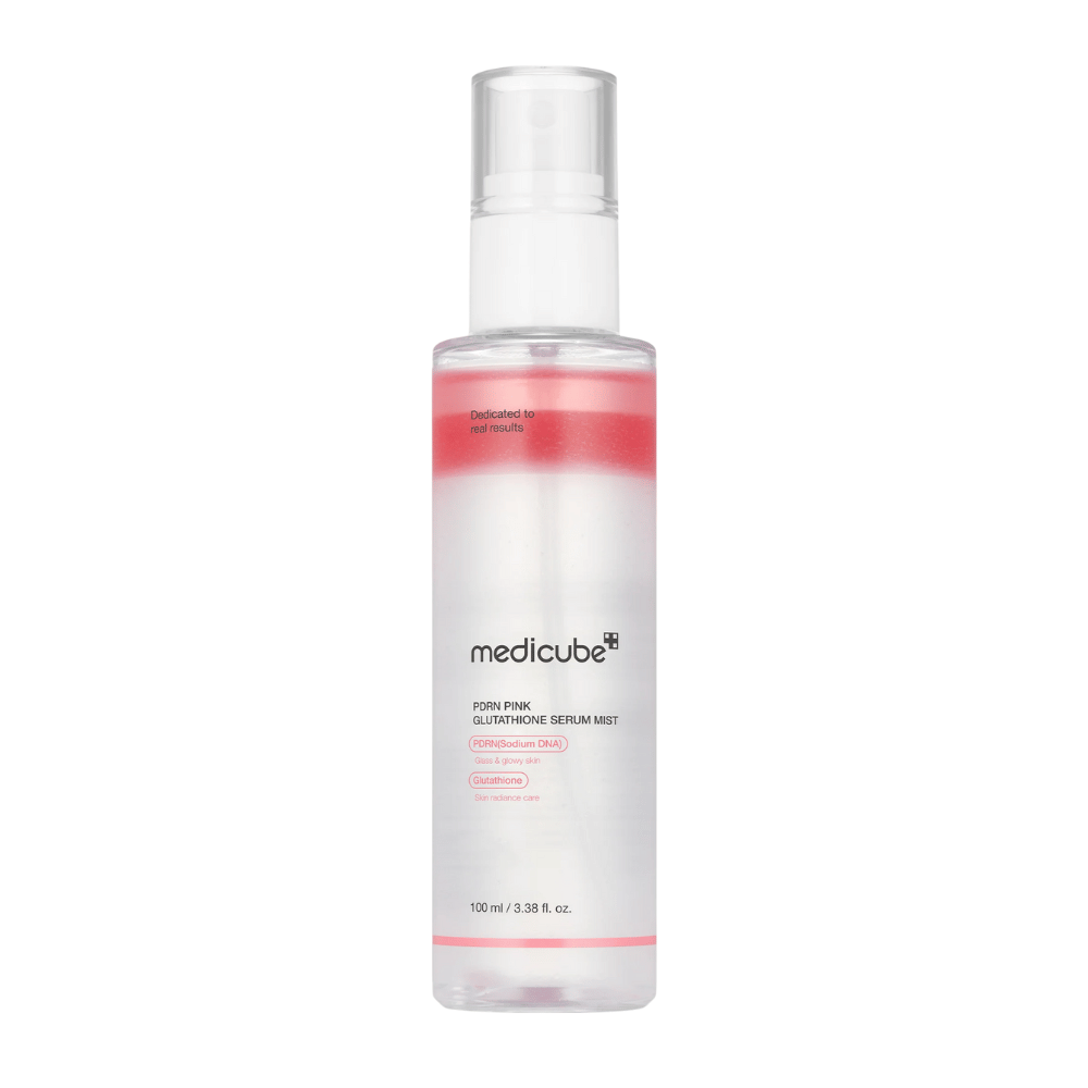 Medicube PDRN Pink Glutathione Serum Mist – spray per il viso in flacone trasparente con strato rosa, progettato per luminosità, idratazione ed elasticità migliorata della pelle.