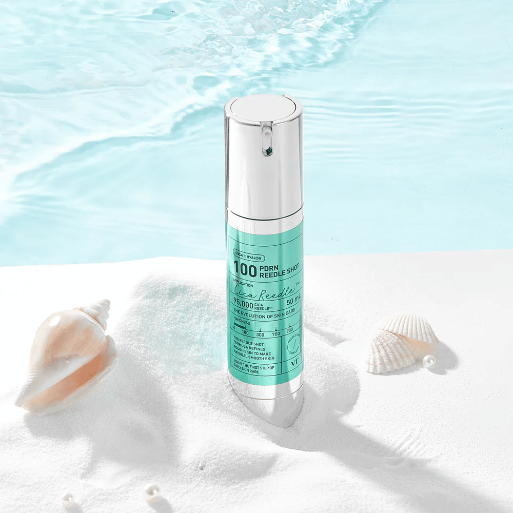 VT Cosmetics PDRN Reedle Shot 100 prodotto collocato in un ambiente sabbioso con tema marino che simboleggia idratazione, effetto lenitivo e miglioramento della pelle