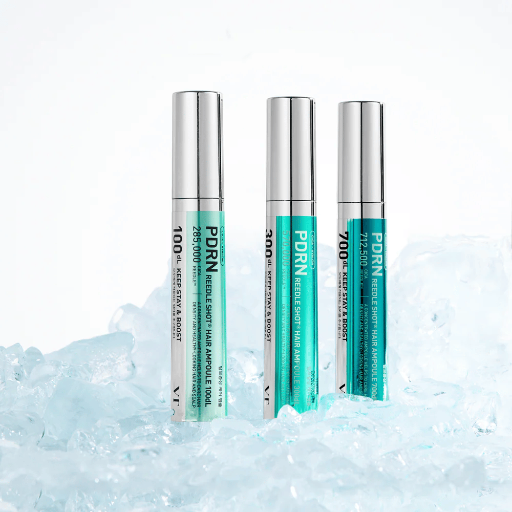 Diverse varianti di PDRN Reedle Shot Hair Ampoule posizionate sul ghiaccio, che simboleggiano effetto rinfrescante e cura intensiva per un cuoio capelluto equilibrato e sano.