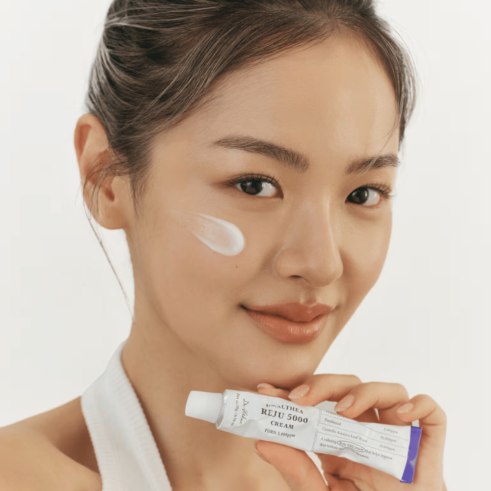 Dr. Althea Reju 5000 Cream PDRN 5000ppm applicata sulla pelle – crema viso lenitiva e rinforzante della barriera per pelle sensibile