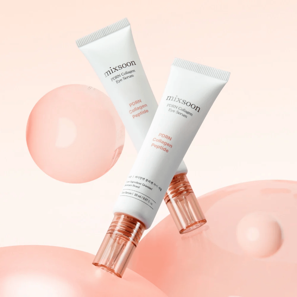 Mixsoon PDRN Collagen Eye Serum su uno sfondo con bolle rosa. Un siero occhi illuminante con PDRN, collagene e peptidi.