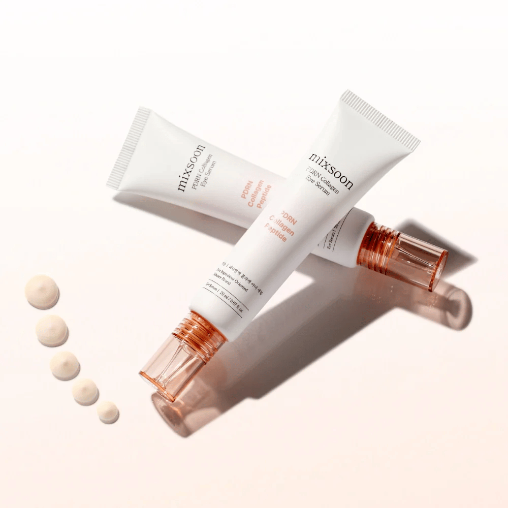 Due tubi di Mixsoon PDRN Collagen Eye Serum sono incrociati con piccole gocce di siero. Un trattamento occhi leggero che idrata e leviga le linee.