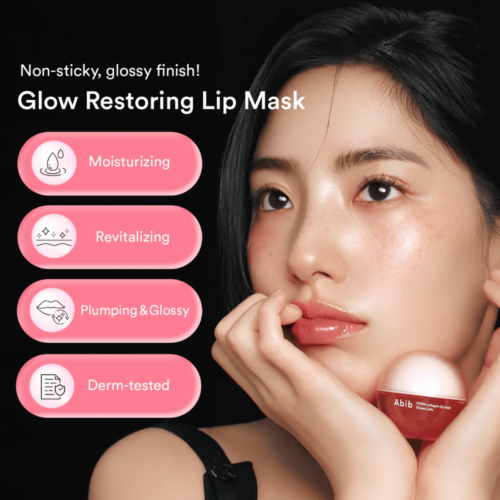 Donna con labbra lucide tiene in mano un barattolo rosa Abib PDRN Collagen Lip Mask. Testo a sinistra elenca i vantaggi: idratante, rivitalizzante, volumizzante & lucido e testato dermatologicamente.