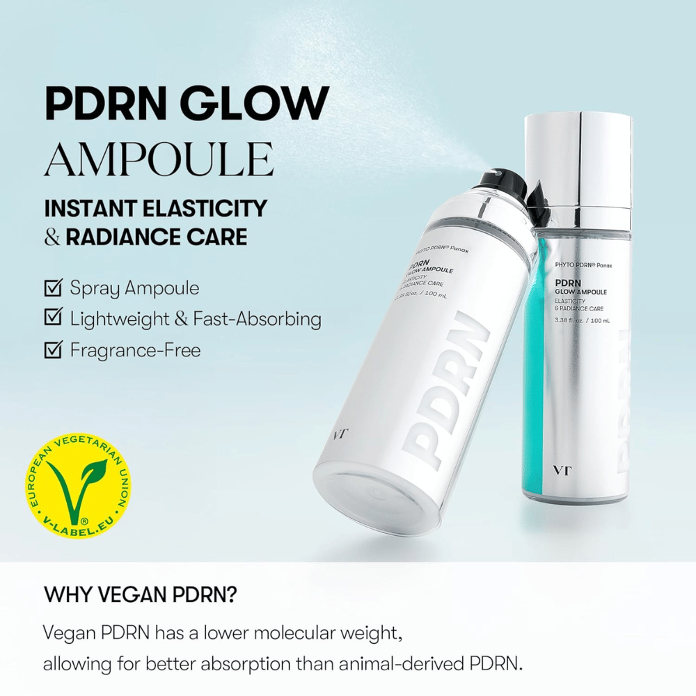 Immagine di due bottiglie di VT PDRN Glow Ampoule, una bottiglia spray e una con pompa, con informazioni sul fatto che il prodotto offre elasticità e luminosità immediata. Il testo menziona che il prodotto è leggero, si assorbe rapidamente e senza profumo, e che contiene PDRN vegano per una migliore assorbimento. È visibile anche l'etichetta V per il contenuto vegetariano.