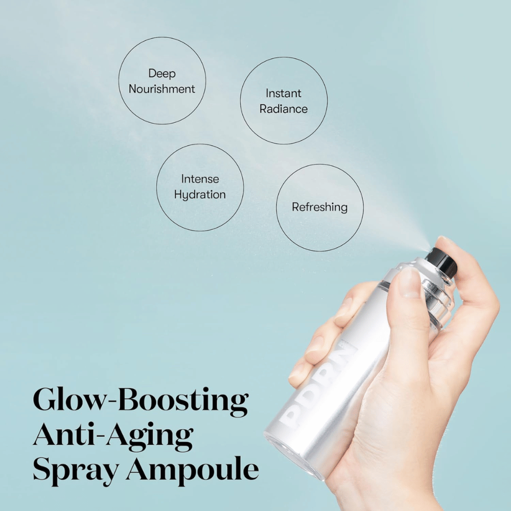 Una mano spruzza VT PDRN Glow Ampoule da una bottiglia spray argentata. Il testo circostante descrive i benefici del prodotto: "Deep Nourishment," "Instant Radiance," "Intense Hydration," e "Refreshing." Il prodotto è commercializzato come una fiala che aumenta la luminosità e anti-età.
