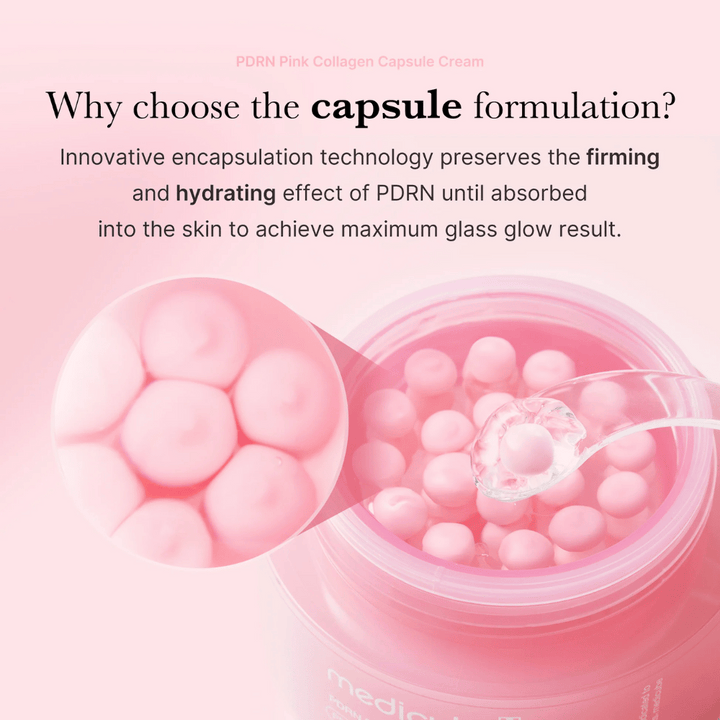 Primo piano di capsule rosa in Medicube PDRN Pink Collagen Capsule Cream, con cucchiaio e ingrandimento che mostra la tecnica di incapsulamento per idratazione e tonicità.