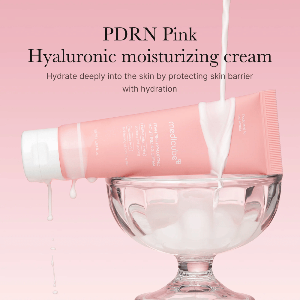 Medicube PDRN Crema idratante all'acido ialuronico rosa in tubo rosa immerso in una ciotola di vetro, con testo che enfatizza l'idratazione profonda e la protezione della barriera cutanea.