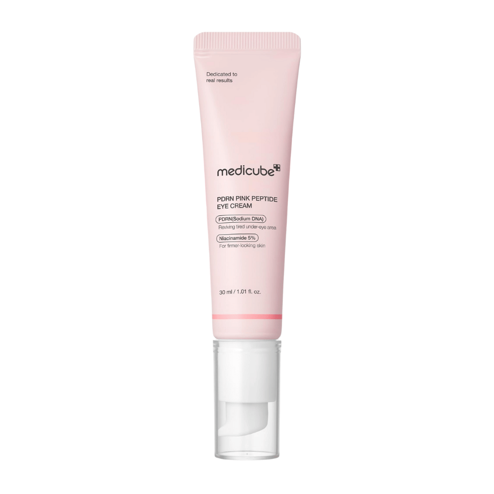 Medicube PDRN Pink Peptide Eye Cream in tubetto rosa, 30 ml. Crema contorno occhi con PDRN e 5% di niacinamide che ravviva la pelle stanca sotto gli occhi e dà un aspetto più tonico.