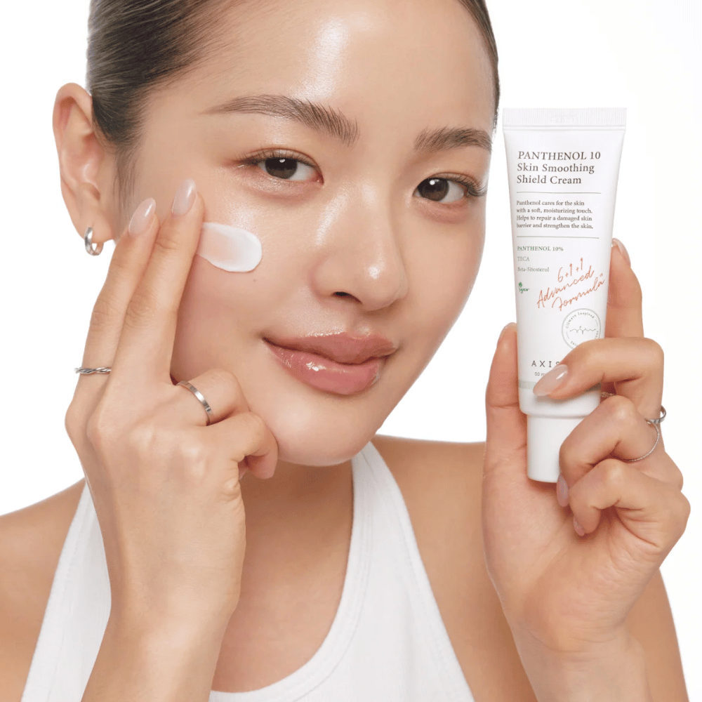 AXIS-Y Panthenol 10 Skin Smoothing Shield Cream viene applicato sulla pelle per rafforzare la barriera cutanea