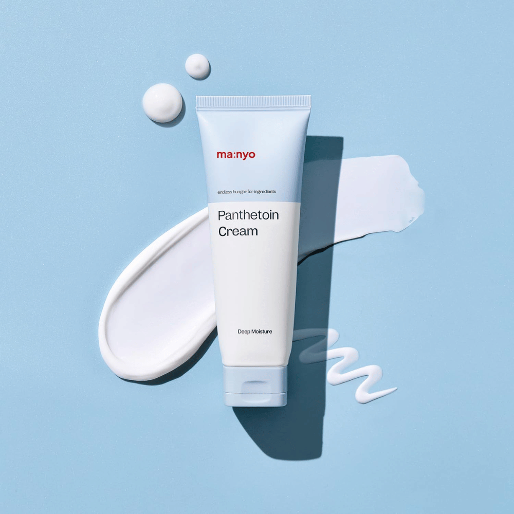 3. Ma:nyo Panthetoin Cream – crema viso per un'idratazione profonda con texture cremosa bianca su sfondo azzurro chiaro