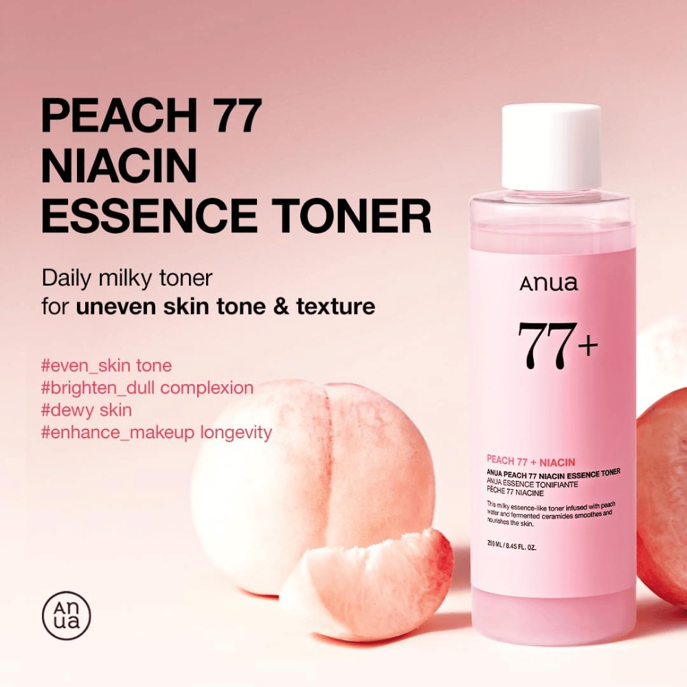 Anua Peach 77 Niacin Essence Toner in bottiglia rosa accanto a pesche, con testo che evidenzia i benefici per il tono di pelle irregolare, la luminosità e una maggiore durata del trucco.