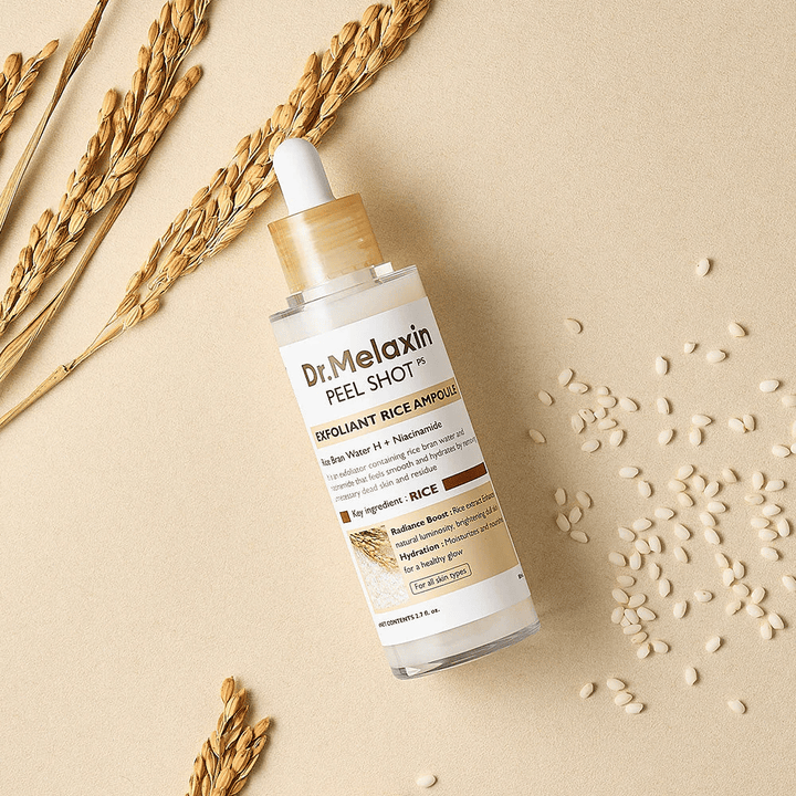 Dr.Melaxin Peel Shot Rice Ampoule sdraiata su superficie color sabbia con riso e spiga, fiala esfoliante per il viso che combina peeling delicato con idratazione intensa.