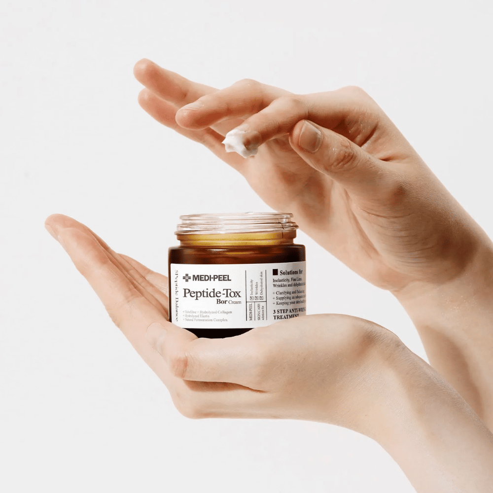 Applicazione di MEDI-PEEL Peptide-Tox Bor Cream – crema viso coreana con peptidi che migliorano l'elasticità della pelle, forniscono idratazione profonda e aiutano a ridurre le rughe.