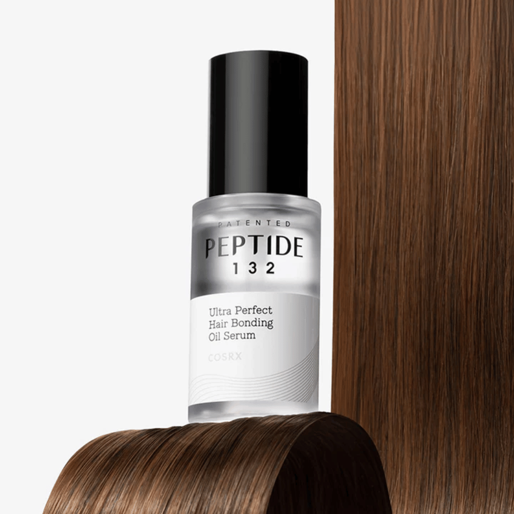COSRX Peptide 132 Ultra Perfect Hair Bonding Oil Serum posizionato su capelli lucidi – dona forza, morbidezza e lucentezza.
