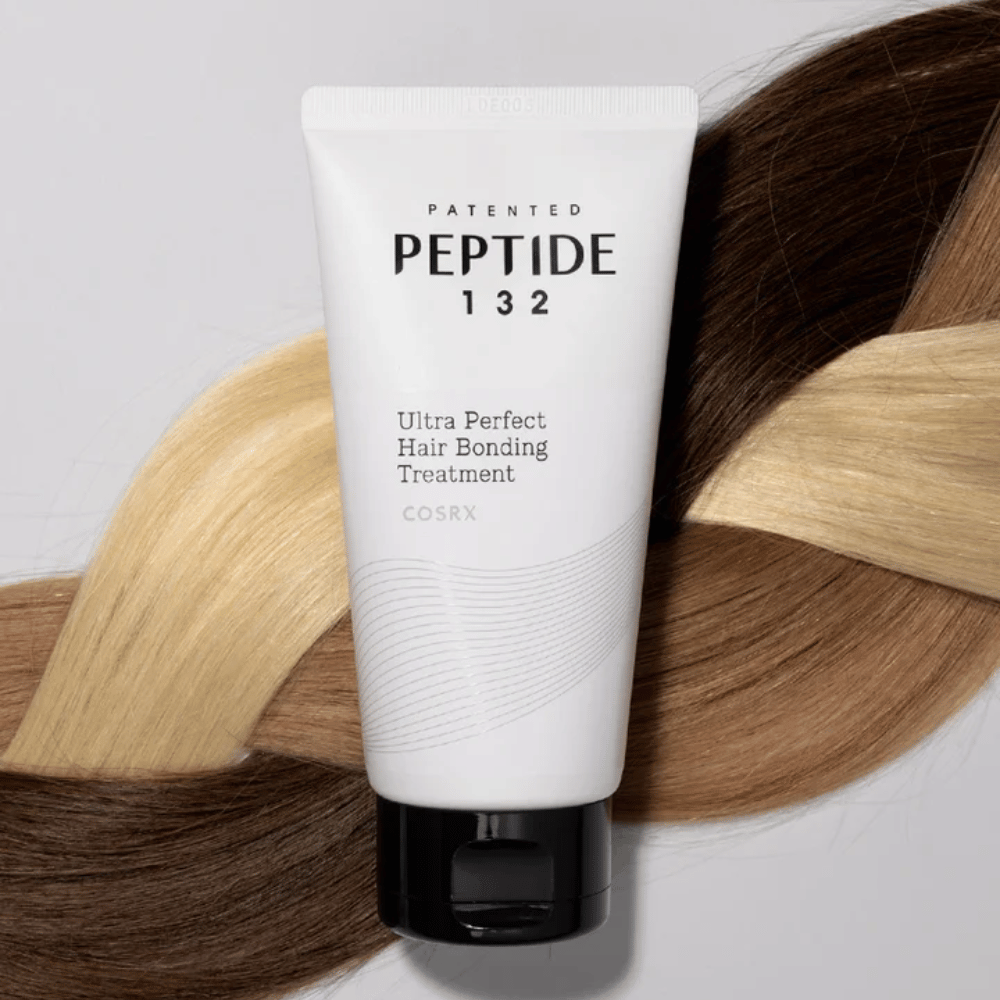 COSRX Peptide 132 Ultra Perfect Hair Bonding Treatment posizionata contro capelli intrecciati in diverse sfumature – simboleggia l'effetto riparatore e rinforzante.