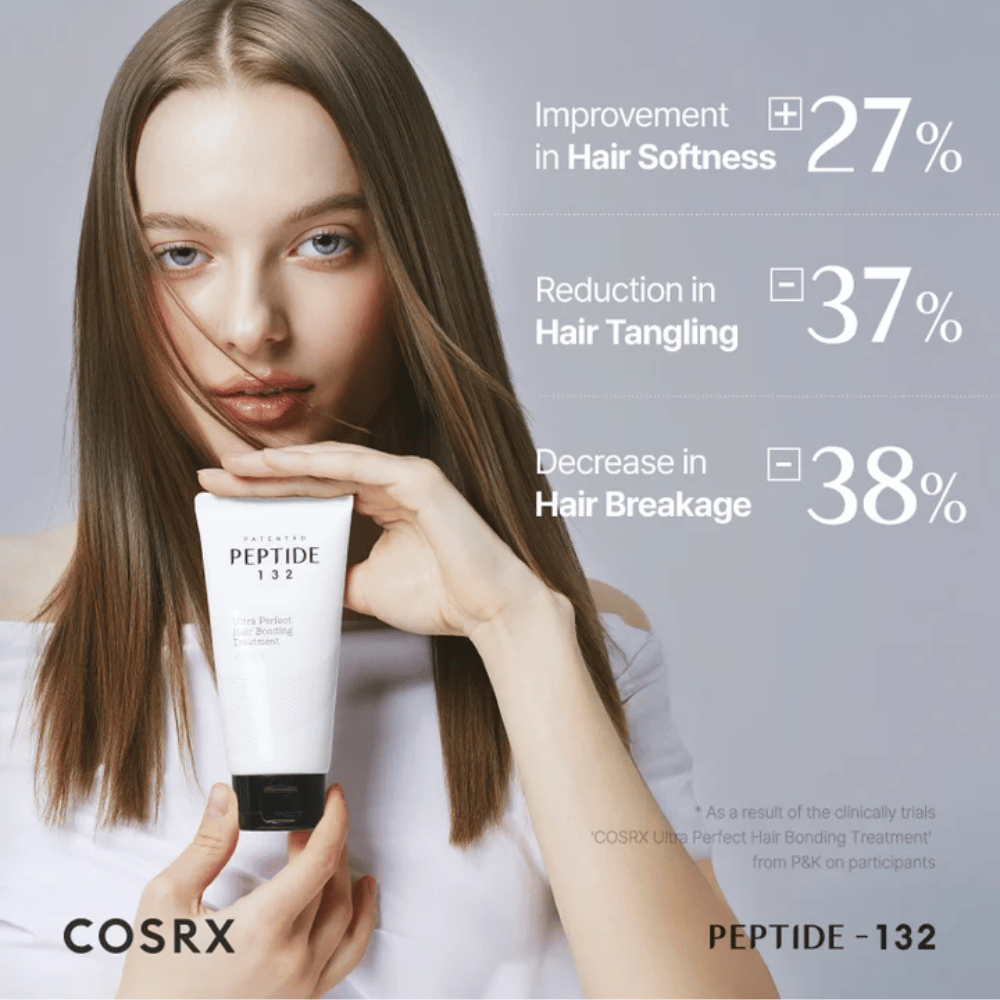 Donna tiene COSRX Peptide 132 Treatment – mostra risultati clinici con ridotta rottura dei capelli e maggiore morbidezza.