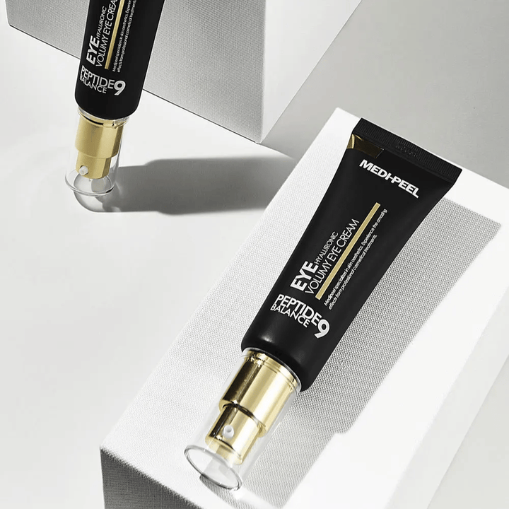 MEDI-PEEL Peptide 9 Hyaluronic Volumy Eye Cream in nero e oro – coreano contorno occhi  con peptidi e acido ialuronico che dona pelle più piena e migliorata elasticità intorno agli occhi.