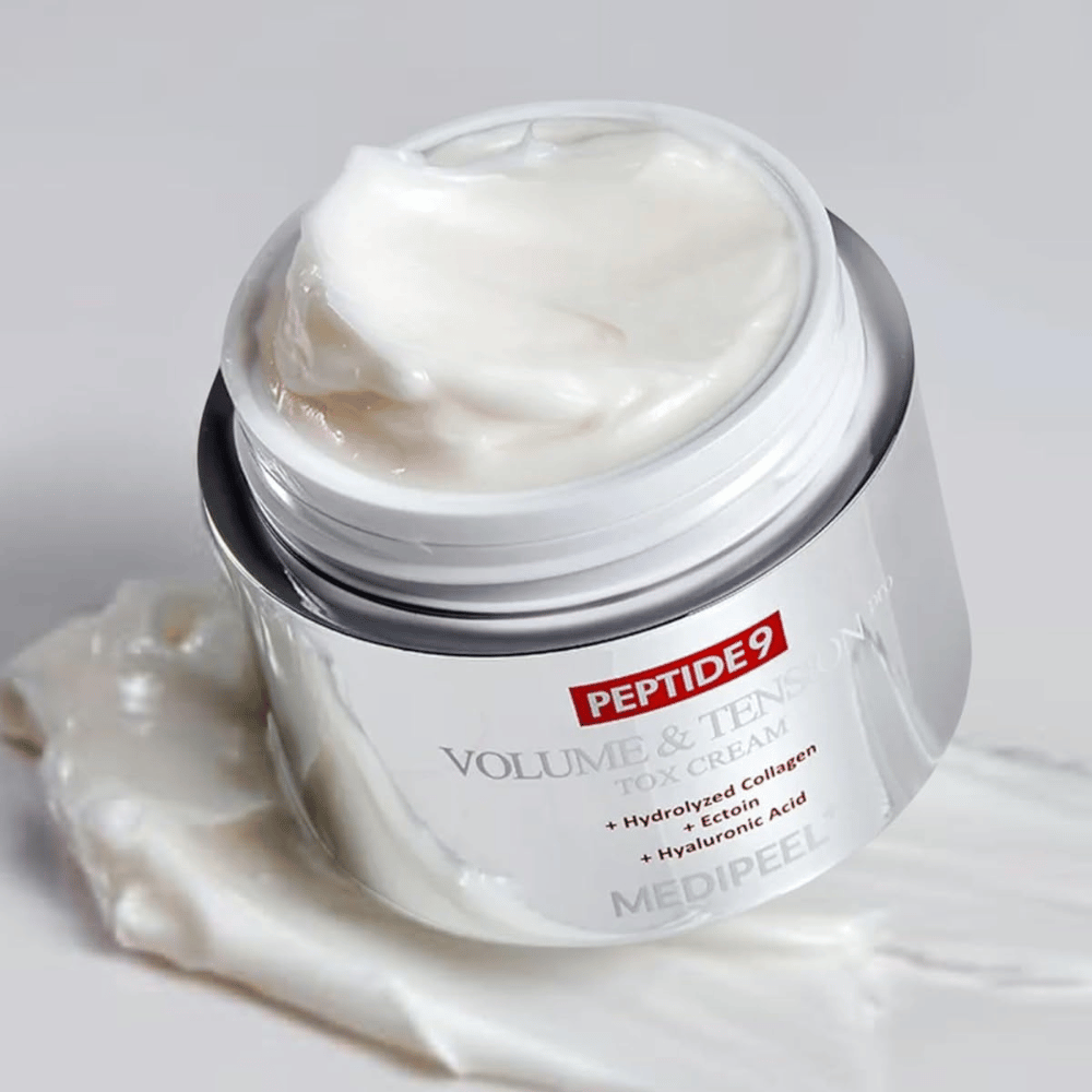 Primo piano di MEDI-PEEL Peptide 9 Volume & Tension Tox Cream. La ricca crema contiene collagene idrolizzato, ectoina e acido ialuronico per una pelle più soda e idratata.