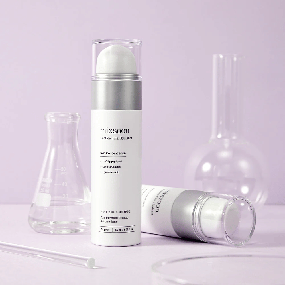 Mixsoon Peptide Cica Hyalshot su sfondo viola con vetro da laboratorio – un siero idratante e lenitivo con peptidi e centella per pelli sensibili.