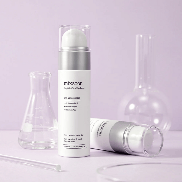 Mixsoon Peptide Cica Hyalshot på lila bakgrund med laboratorieglas – ett fuktgivande och lugnande serum med peptider och centella för känslig hud.