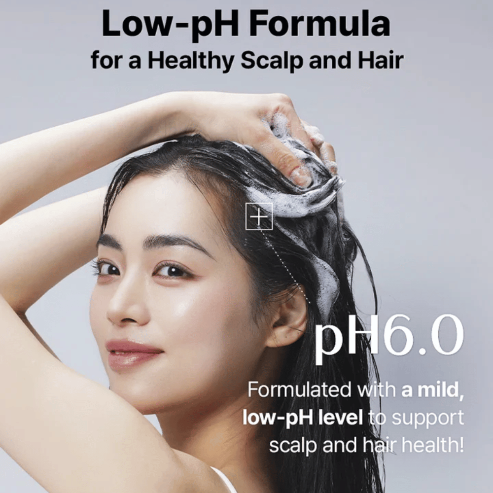 Donna che lava i capelli con COSRX Peptide 132 Shampoo – formula delicata con pH 6.0 che rinforza i capelli e il cuoio capelluto.