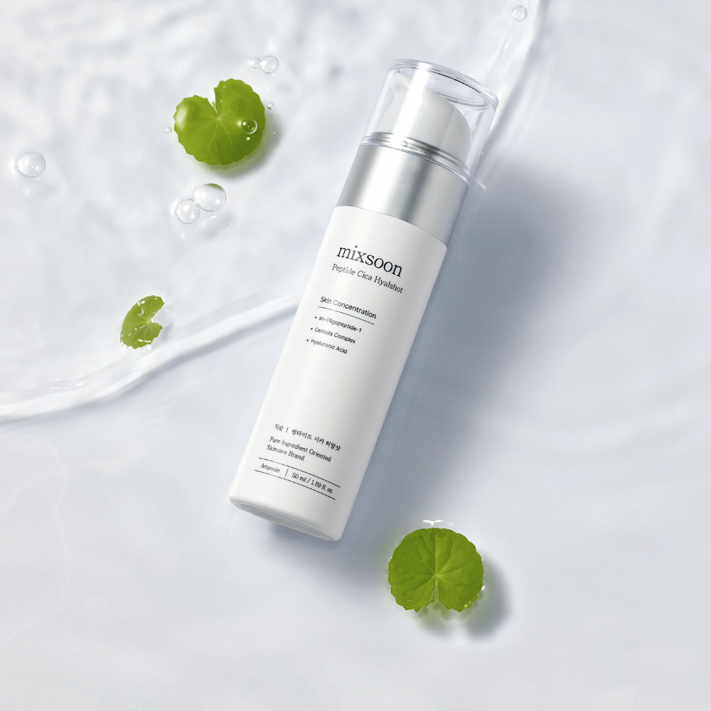 Mixsoon Peptide Cica Hyalshot – siero idratante con peptidi, centella e acido ialuronico. Formula lenitiva per pelli sensibili, in una elegante bottiglia bianca su superficie d'acqua con foglie verdi.