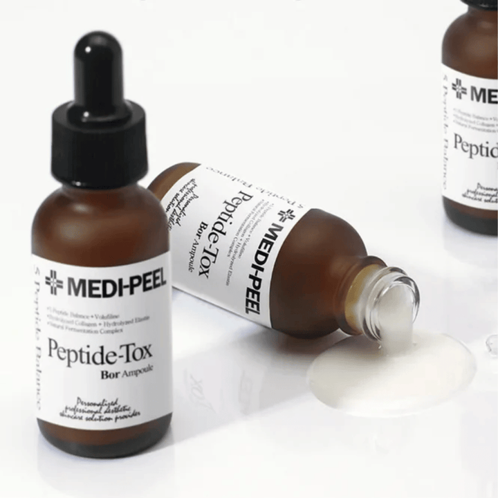 MEDI-PEEL Peptide-Tox Bor Ampoule con visibile texture del siero – siero anti-età con complesso peptidico che offre maggiore elasticità, pelle rimpolpata e struttura cutanea più uniforme.