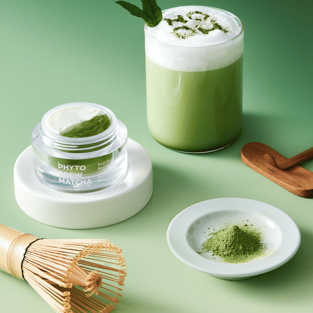 Crema dual e gel con estratto di matcha che offre un’idratazione intensa, lenisce la pelle sensibile e rafforza la barriera cutanea