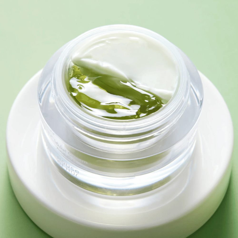 Crema viso al matcha con gel e crema nello stesso vasetto che lenisce la pelle, dona idratazione e migliora l’equilibrio e la luminosità della pelle