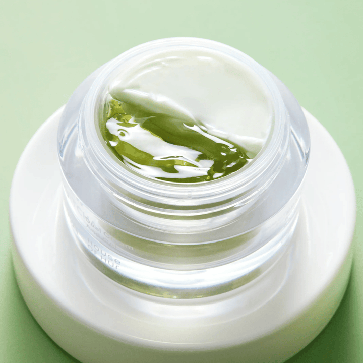 Crema viso al matcha con gel e crema nello stesso vasetto che lenisce la pelle, dona idratazione e migliora l’equilibrio e la luminosità della pelle