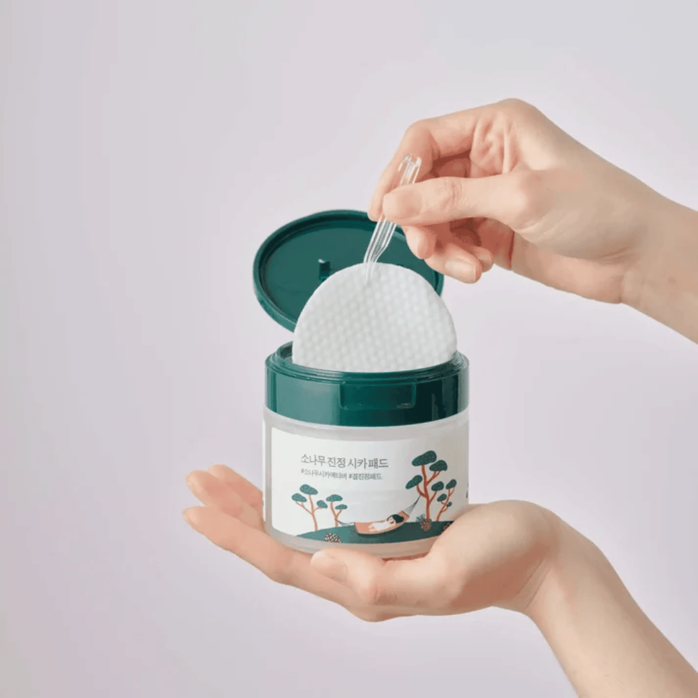 ROUND LAB Pine Calming Cica Pad – un tonico viso pad viene prelevato dal barattolo con le pinzette incluse