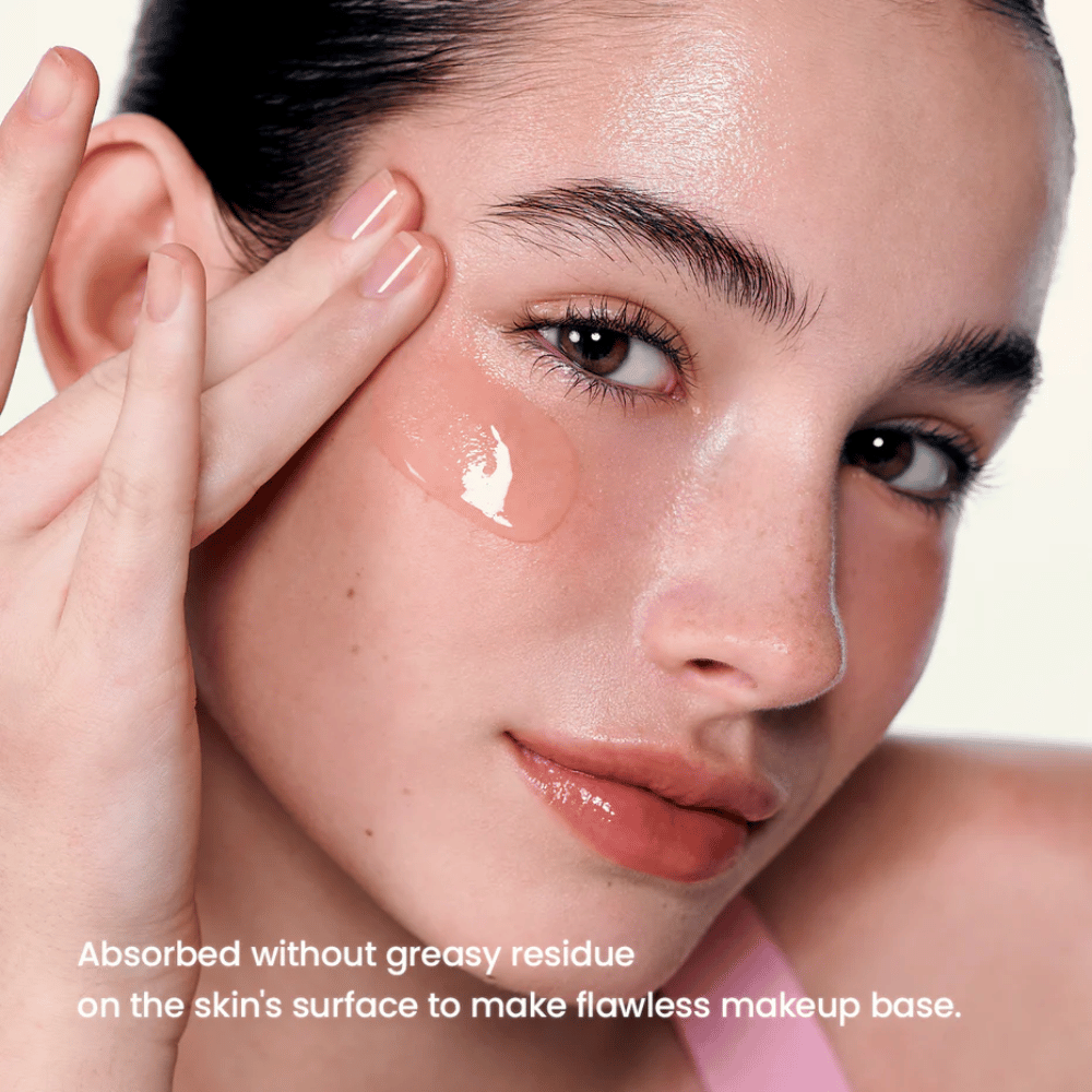 Modello applica Biodance Collagen Peptide Serum – pelle più liscia e base perfetta sotto il trucco.