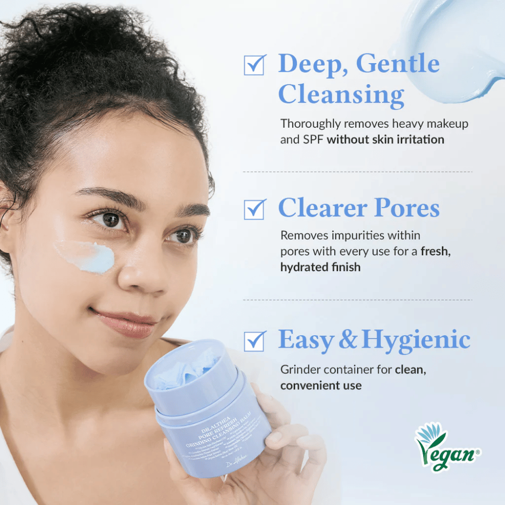 Dr.Althea Pore Refresh Grinding Cleansing Balm con la scritta "Deep, Gentle Cleansing" che mostra come il prodotto rimuove accuratamente il trucco e SPF senza irritare la pelle. La scritta "Clearer Pores" spiega che rimuove le impurità e dona un risultato fresco e idratato. Sottolineato con "Easy & Hygienic", che indica che il prodotto ha un contenitore con macinino per un uso semplice e igienico.